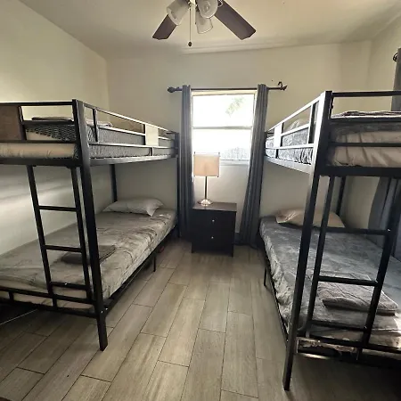 Bekahouse Hostel With Parking, Backyard And Laundry